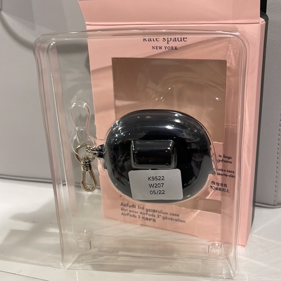 Kate Spade New York Penguin AirPods Silicon Tech Accessorie - Picture 13 of 16